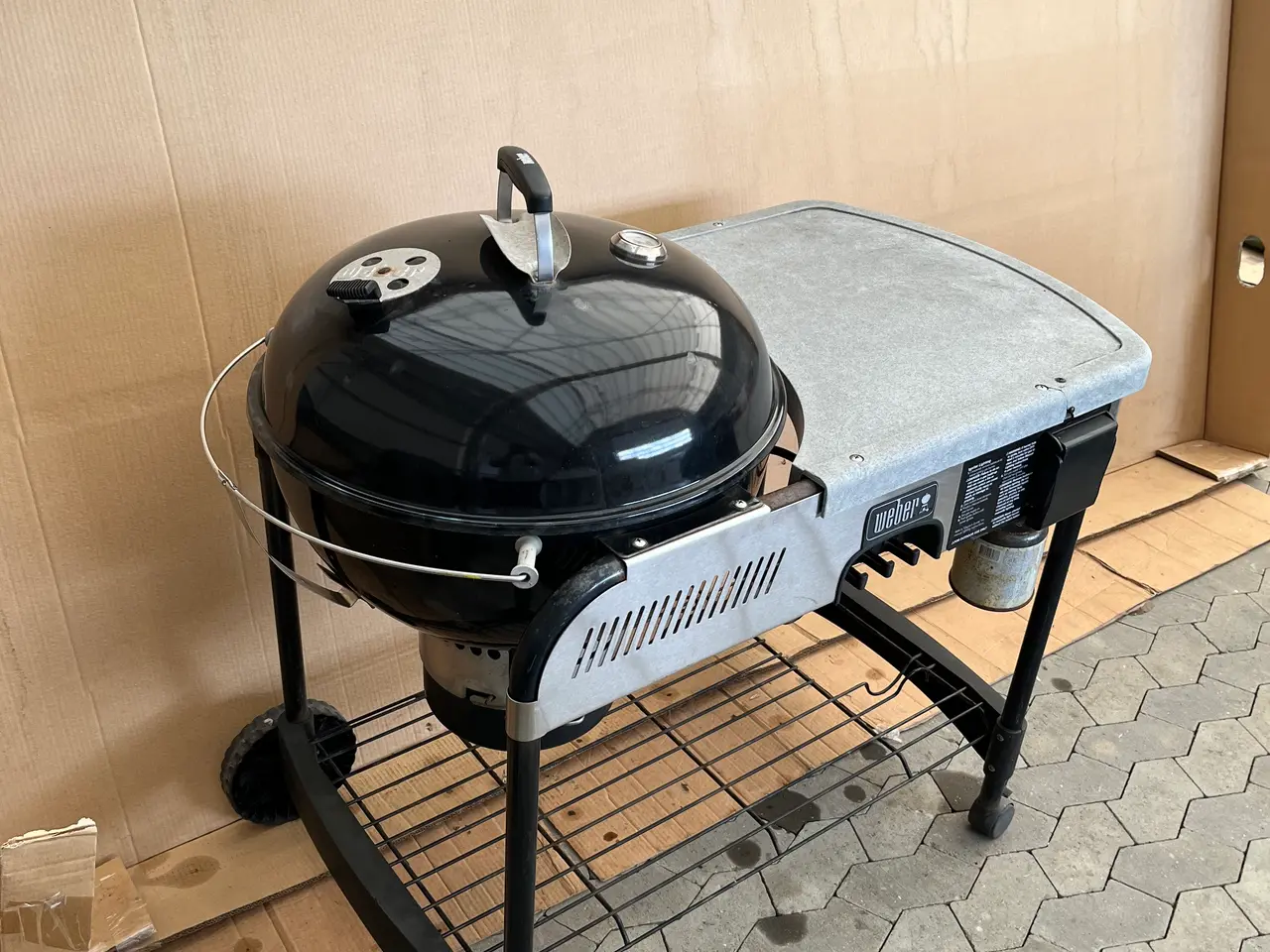 Billede 2 - Weber kulgrill. På hjul  med bord