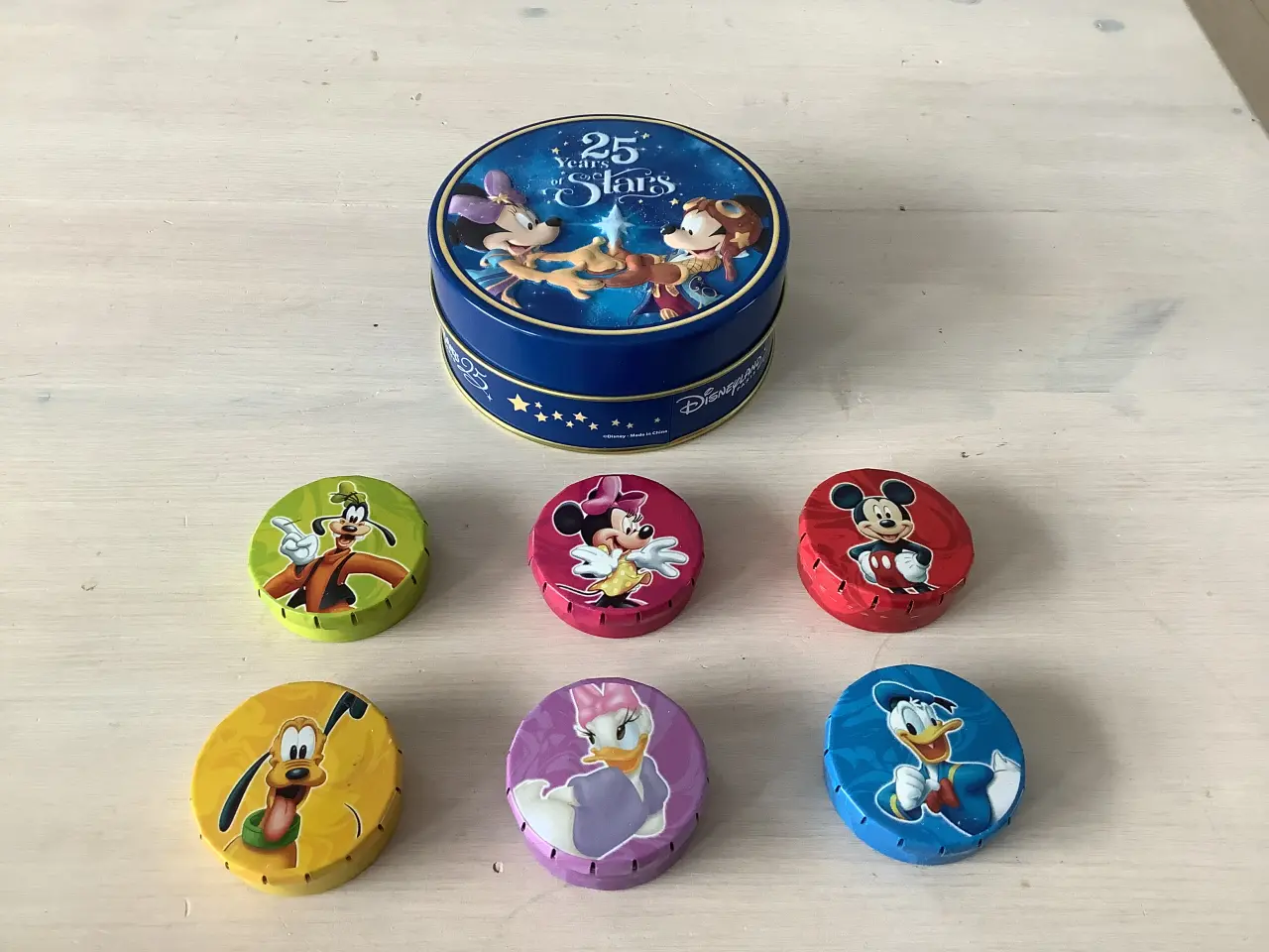 Billede 1 - Disney 25års jubilæum metaldåse og 6 små dåser