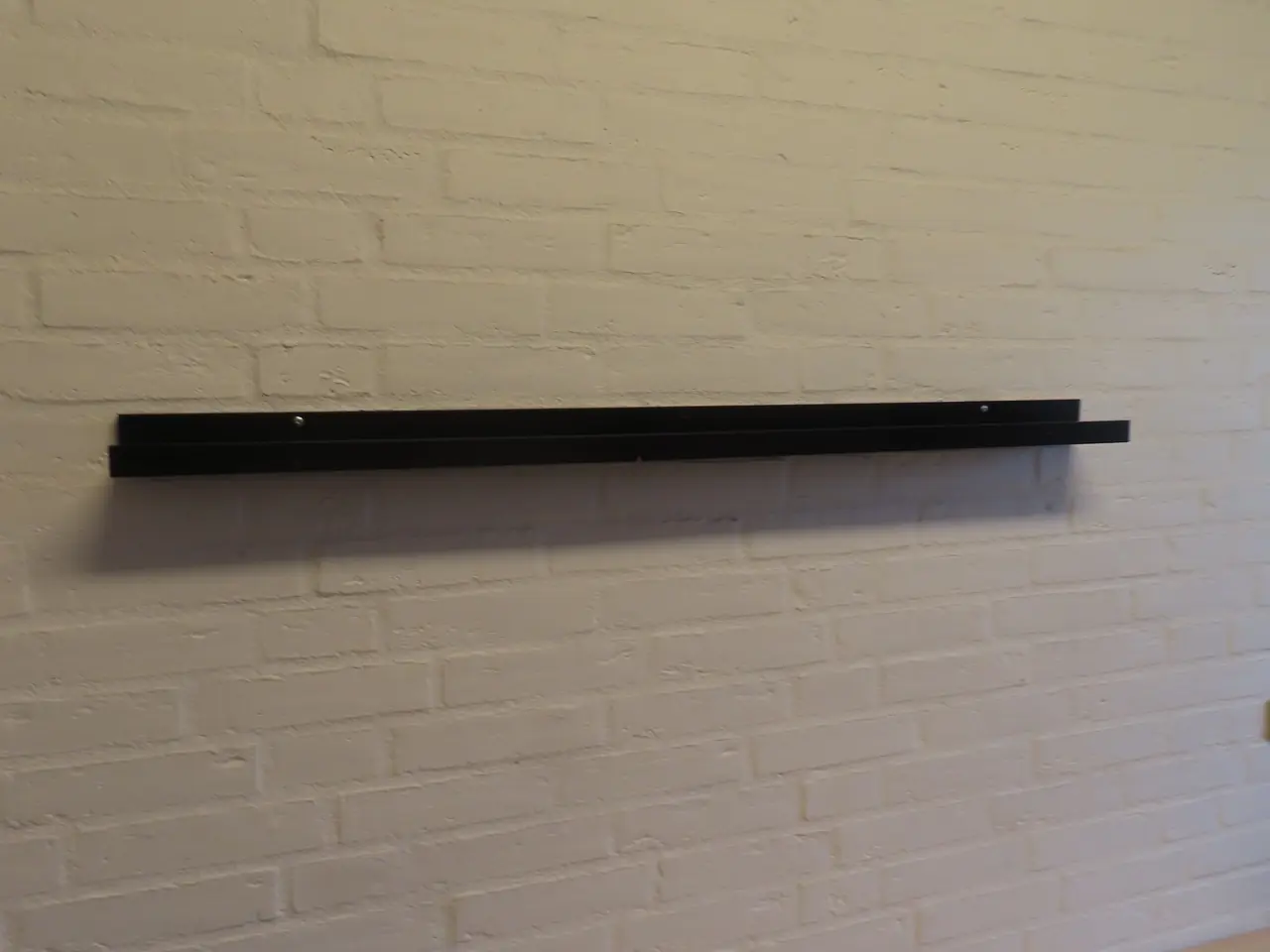 Billede 4 - Indhold på værelse af bord, køjeseng, skab mv.