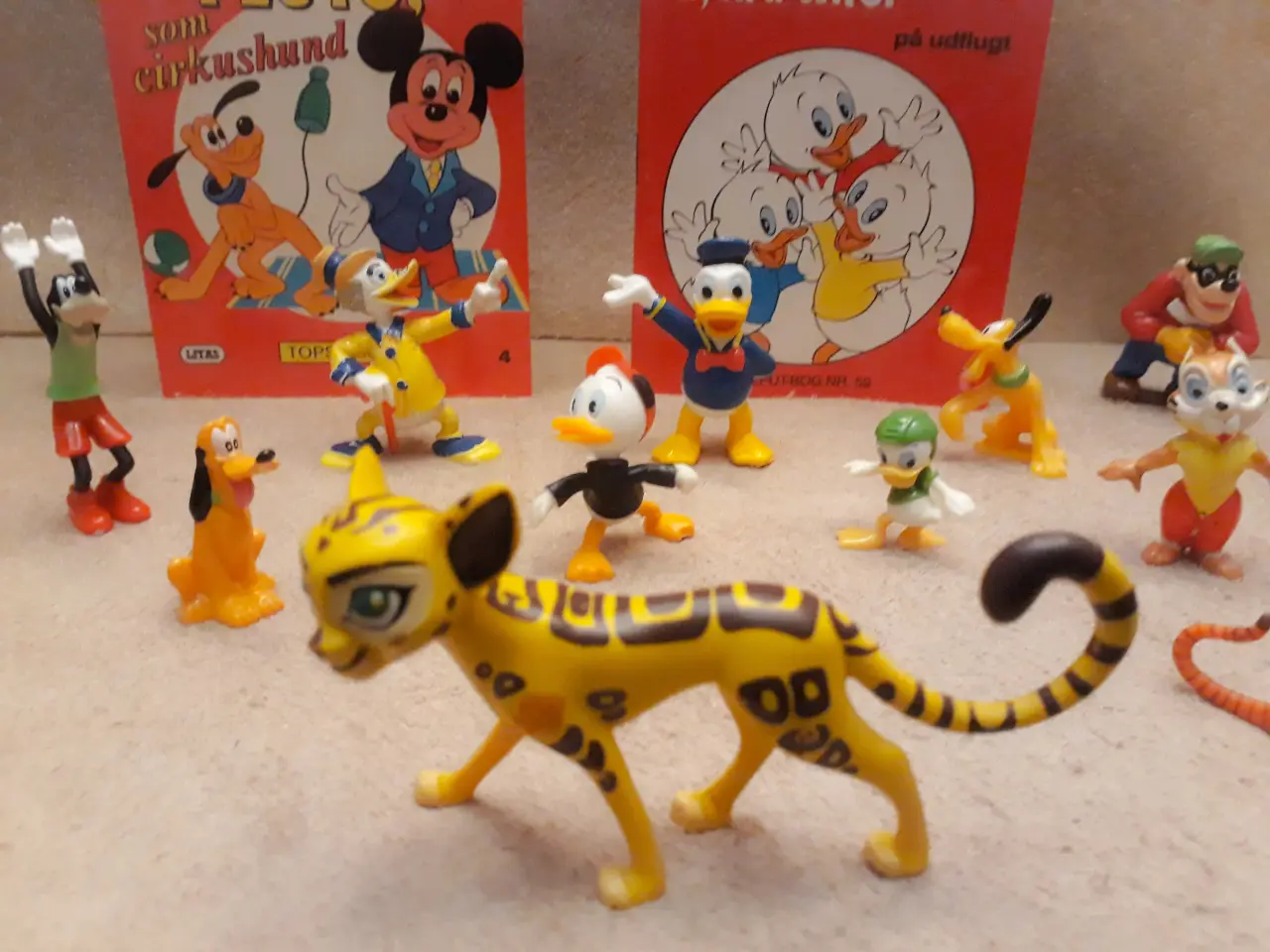 Billede 8 - 18 Disney Figurer, 2 Disneys Bøger