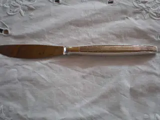 Diverse knive i sølvplet. 