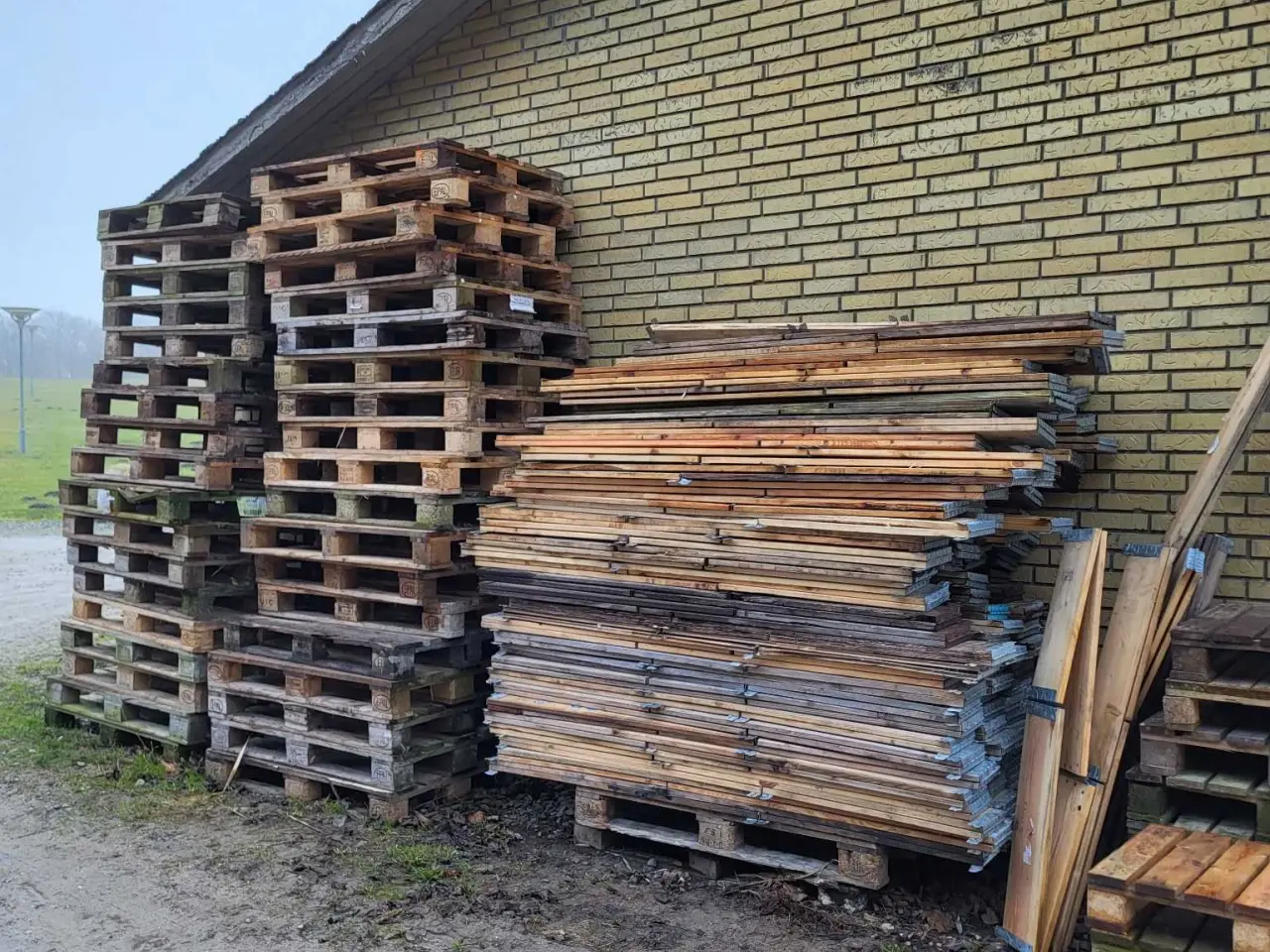 Billede 1 - Paller og pallerammer 30 kr per styk