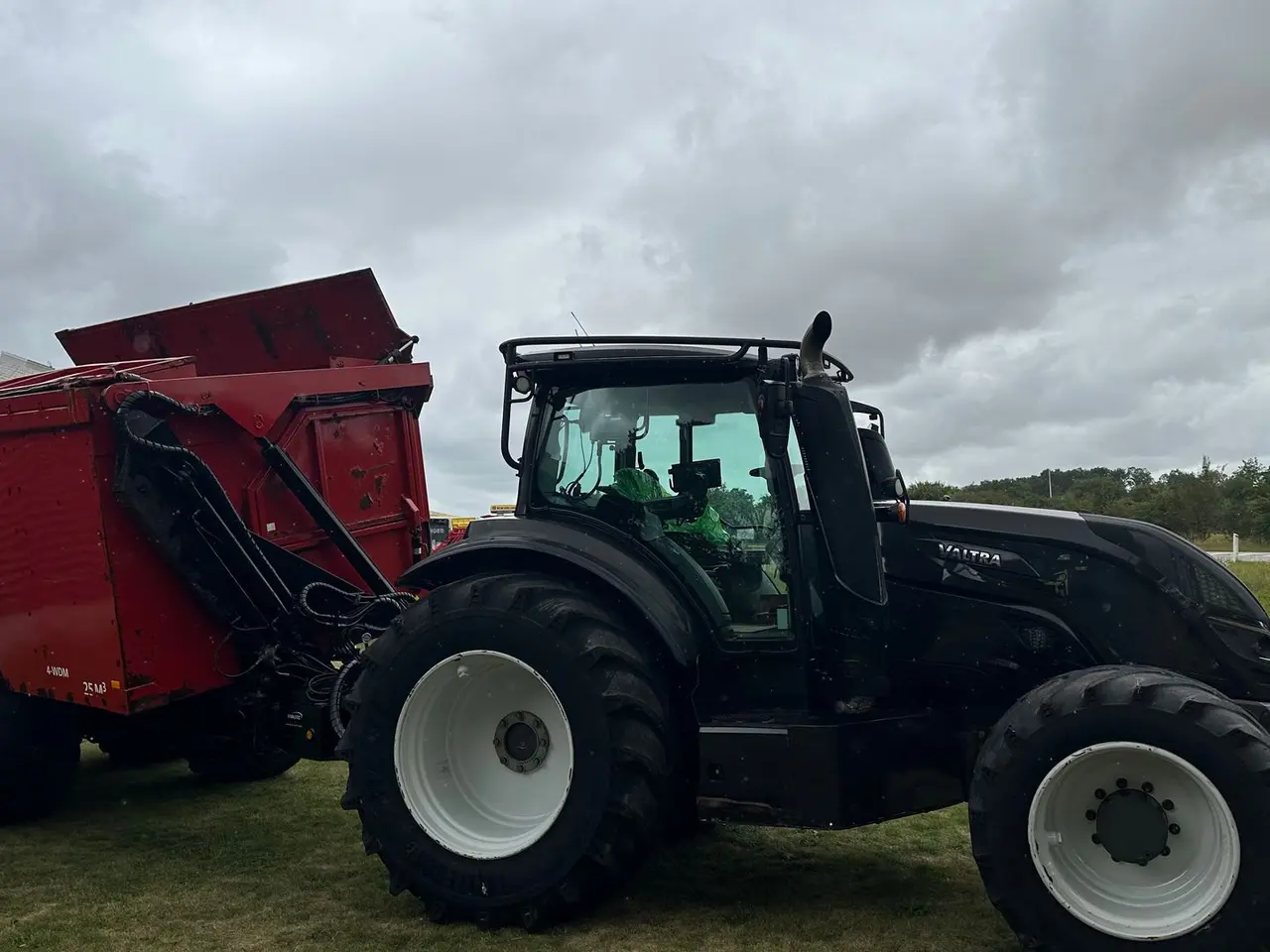 Billede 18 - Valtra T214 m. Flisvogn fra Kronos / Alsidig Maskinfabrik