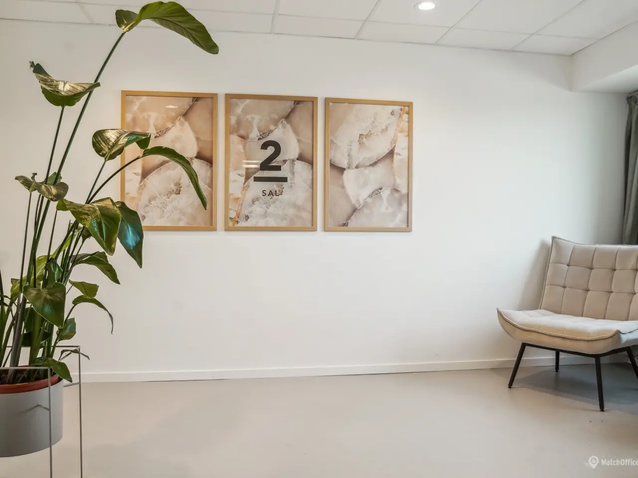 Billede 9 - Moderne. lyst kontor og råt indrettet mindre lager