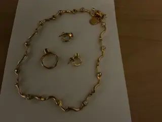 Halskæde, ørestikker og fingerring