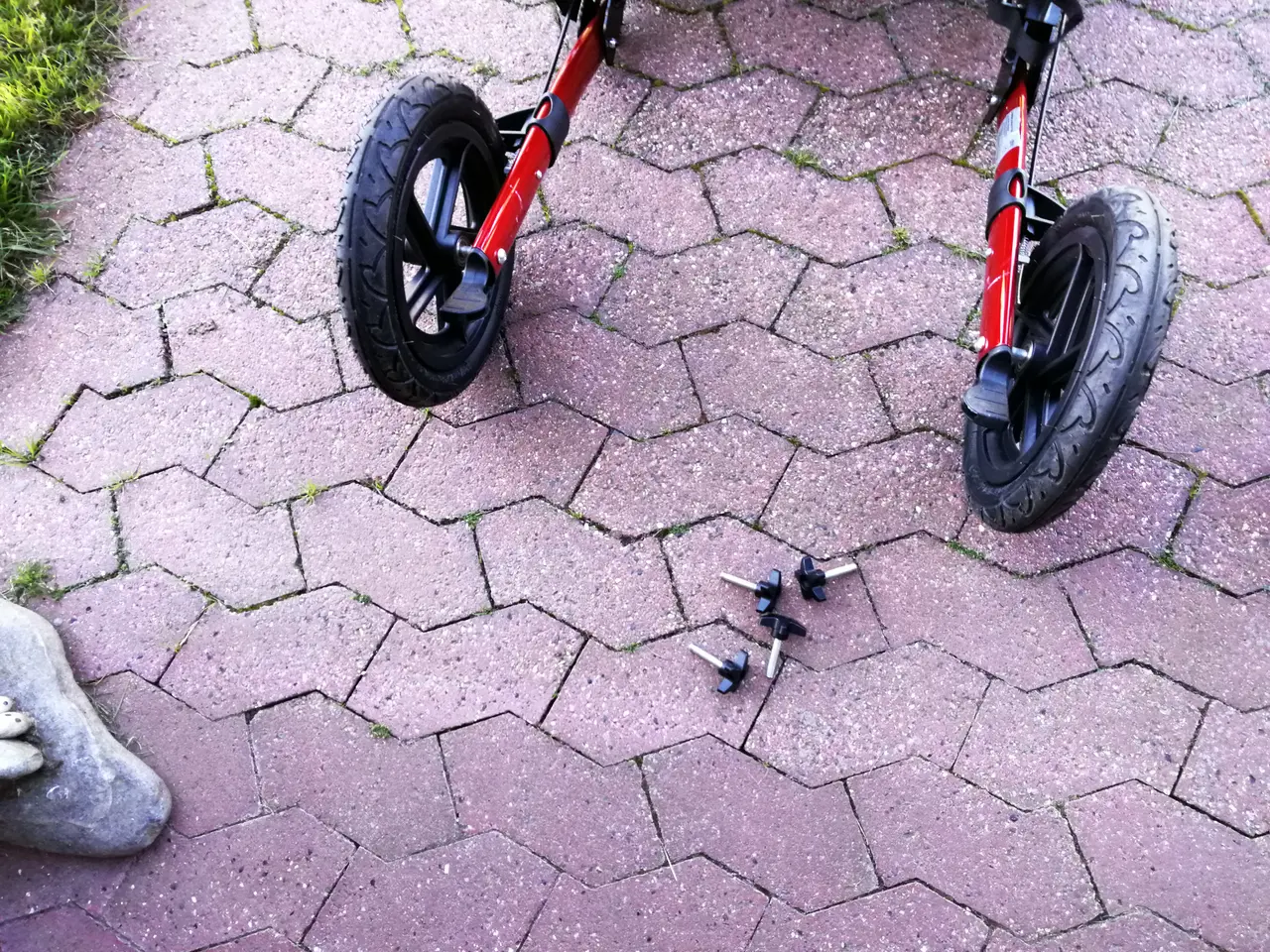 Billede 2 - Flot rød rollator med store gummihjul