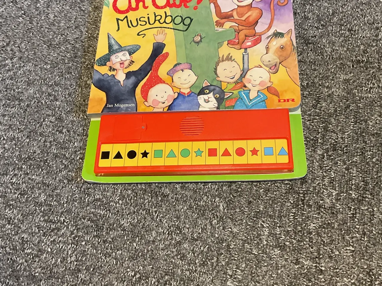 Billede 1 - ÅH Abe musikbog med 10 børnesange.