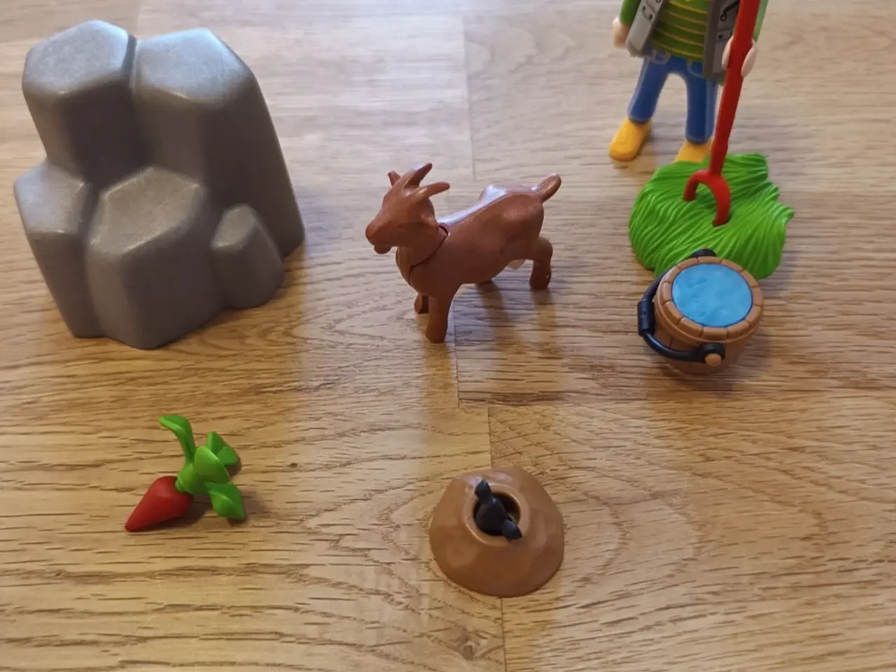 Billede 1 - Playmobil pige med ged, foder og muldvarp