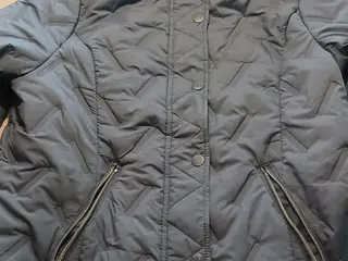 Let quiltet jakke med hætte fra Multiblu, NY