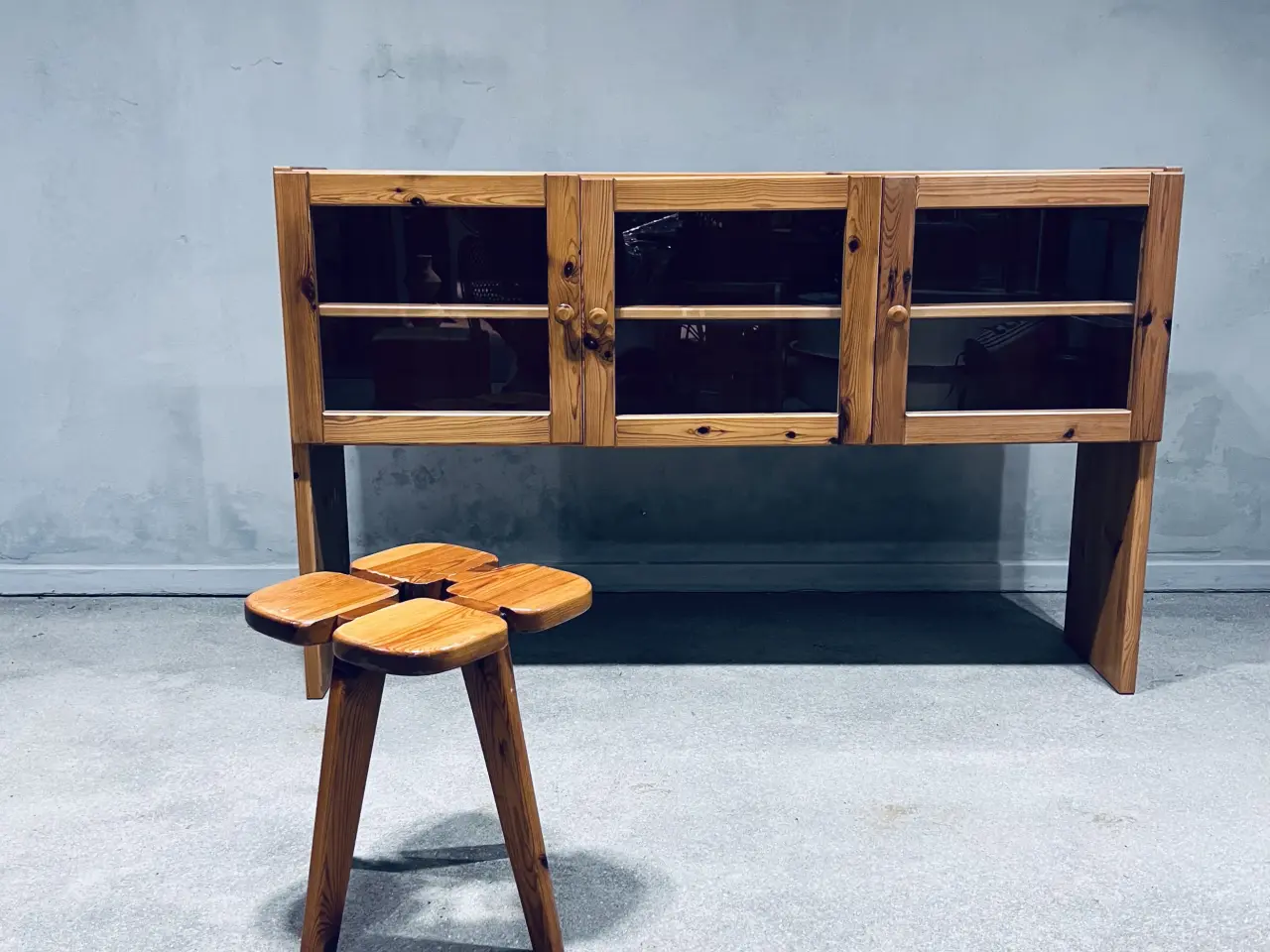 Billede 1 - skænk med 3 glaslåger, fyrretræ, 1970