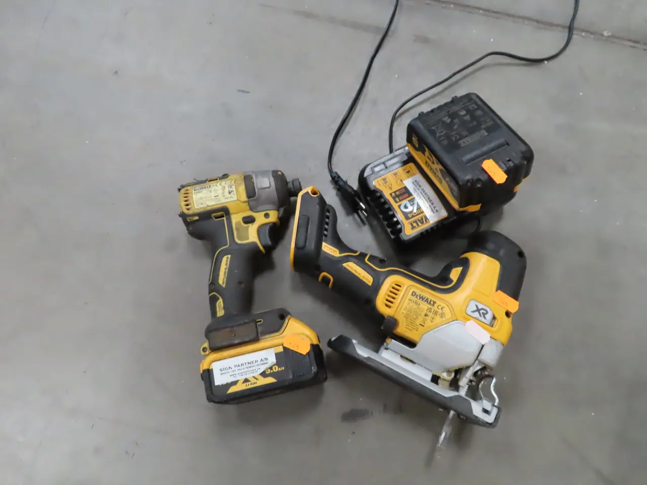 Billede 1 - 2 stk. Akku håndværktøj DEWALT DCF887, DCS335 med 2 stk. Batterier og lader