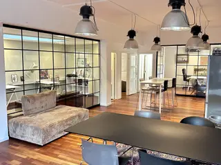 210 m² kontor i Valby – New Yorker-glasvægge. trægulve og roligt baghus