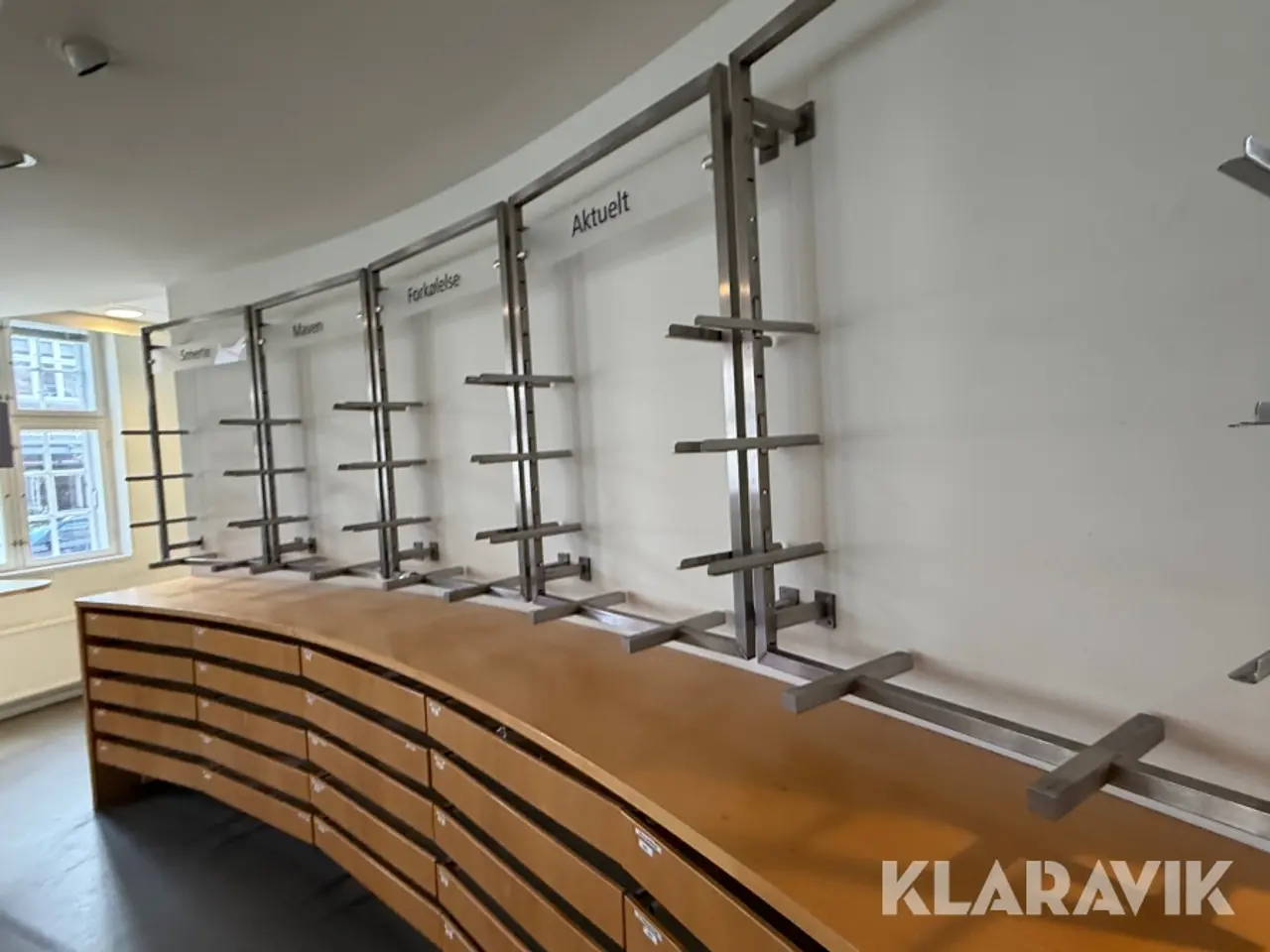 Billede 10 - Komplet apoteksinventar med skuffesystemer, reoler og arbejdsborde
