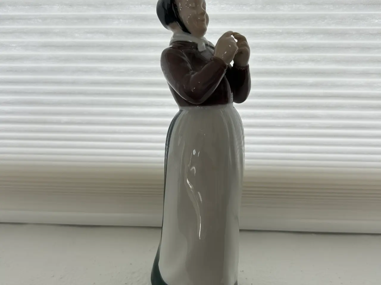 Billede 1 - B&G figur 2126 Kone med æg 22 cm Svend Lindhart