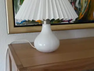 flot lille bordlampe fra holmegård