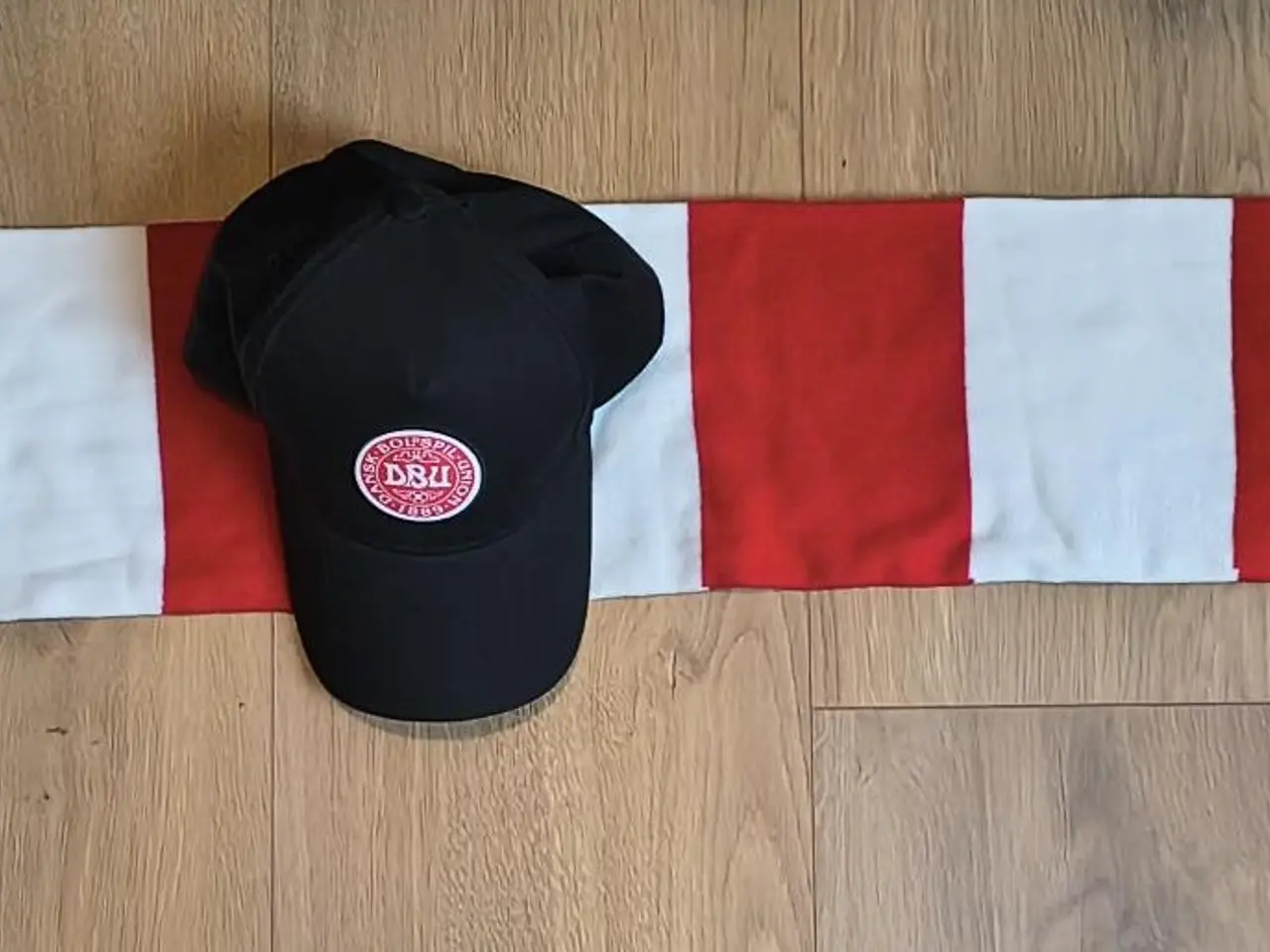 Billede 2 - NYT DANMARK/DBU SÆT, HALSTØRKLÆDE OG CAP