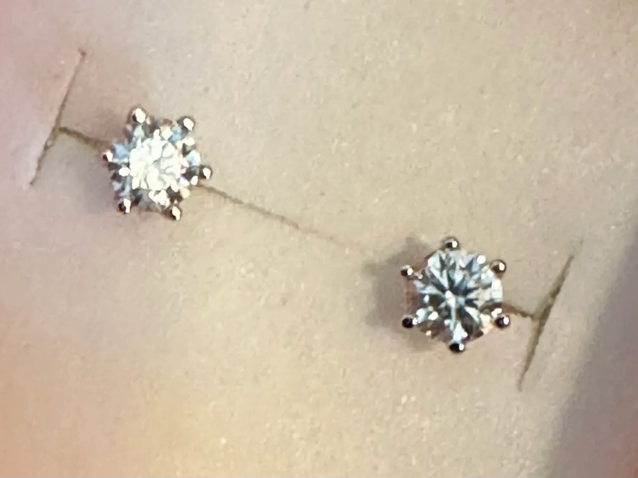 Billede 3 - Nye sølvørestikker med 0,3 k moissanite i hver.