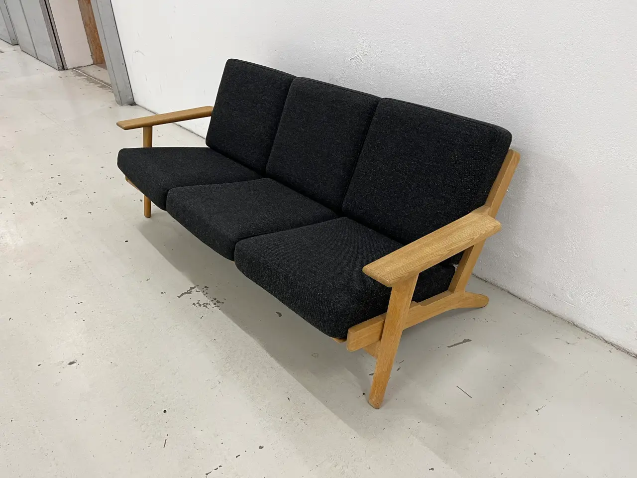 Billede 5 - Hans J Wegner Ge-290/3 Pers.Sofa i mørkegrå uld.