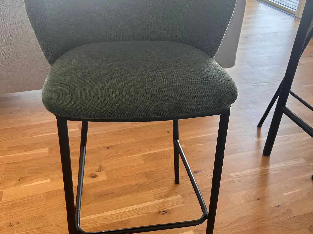 Billede 3 - Spisebord -bar med barstole 
