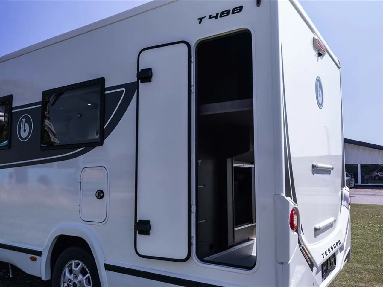 Billede 30 - 2022 - Benimar Tessoro 488 NK Rummelig camper med face-to-face siddegruppe