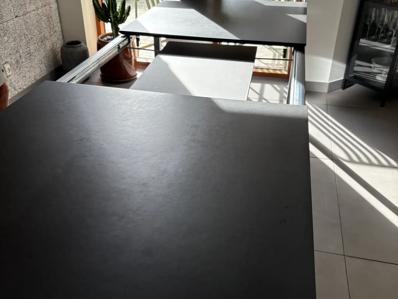 Billede 3 - Spisebord i sort linolium
