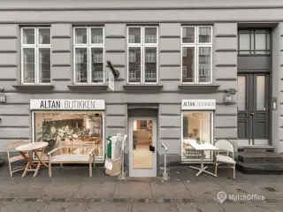 SÆLGES: Velholdt erhvervsandel på 102 m² med synlig facade mod Godthåbsvej