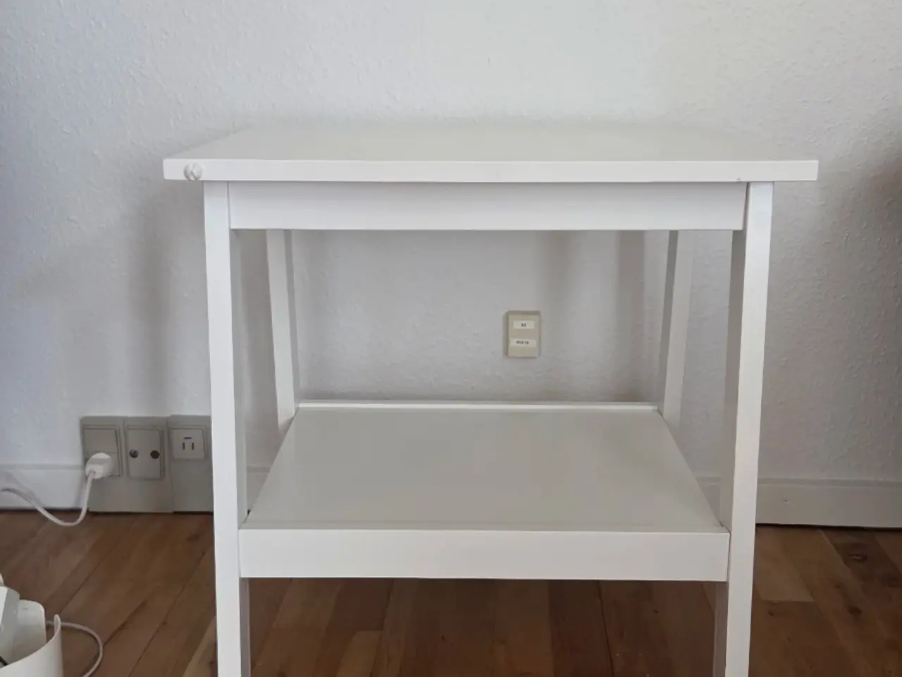 Billede 4 - Hvidt sidebord / natbord