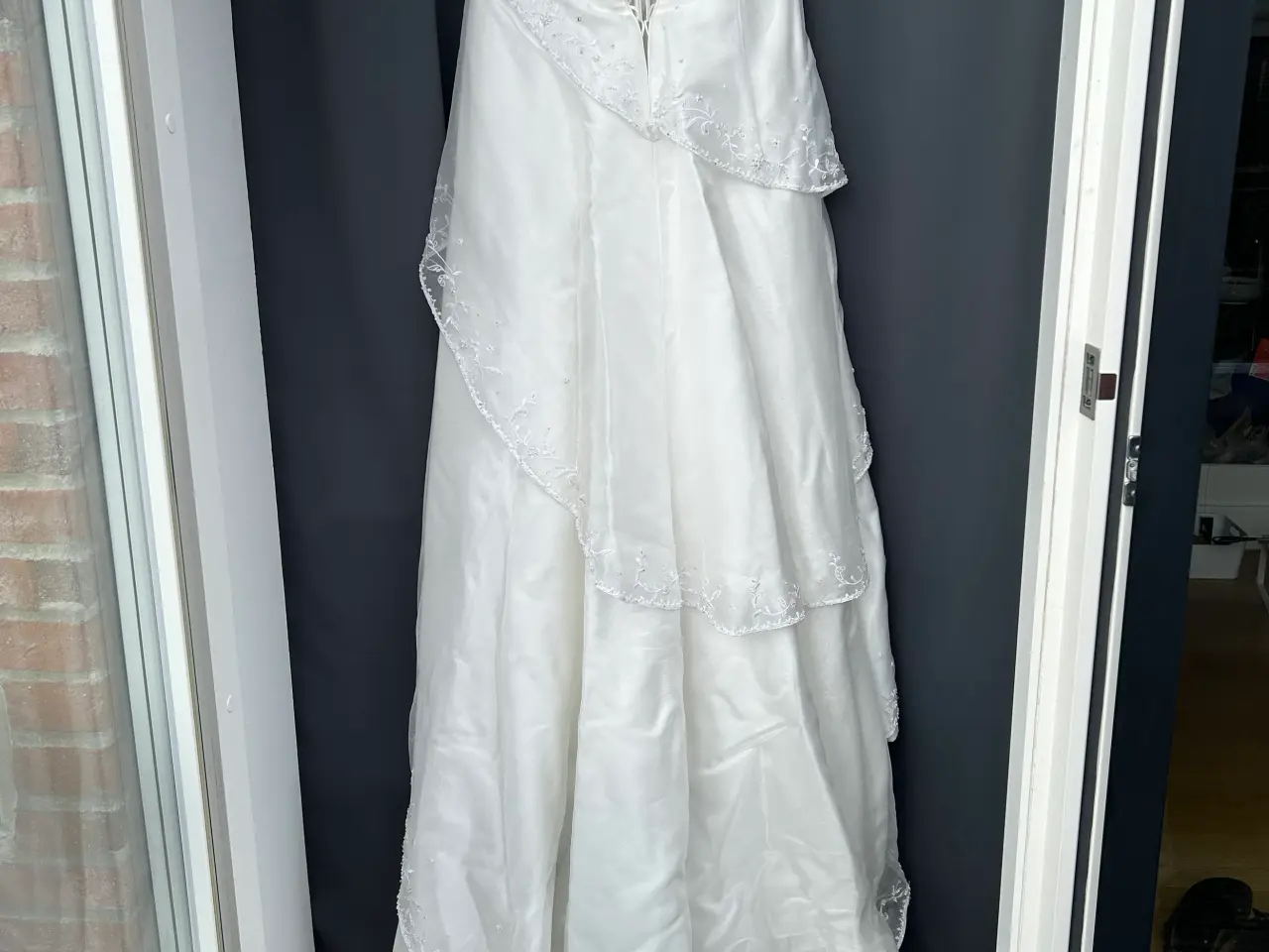 Billede 3 - Elegant hvid brudekjole med diadem tiara