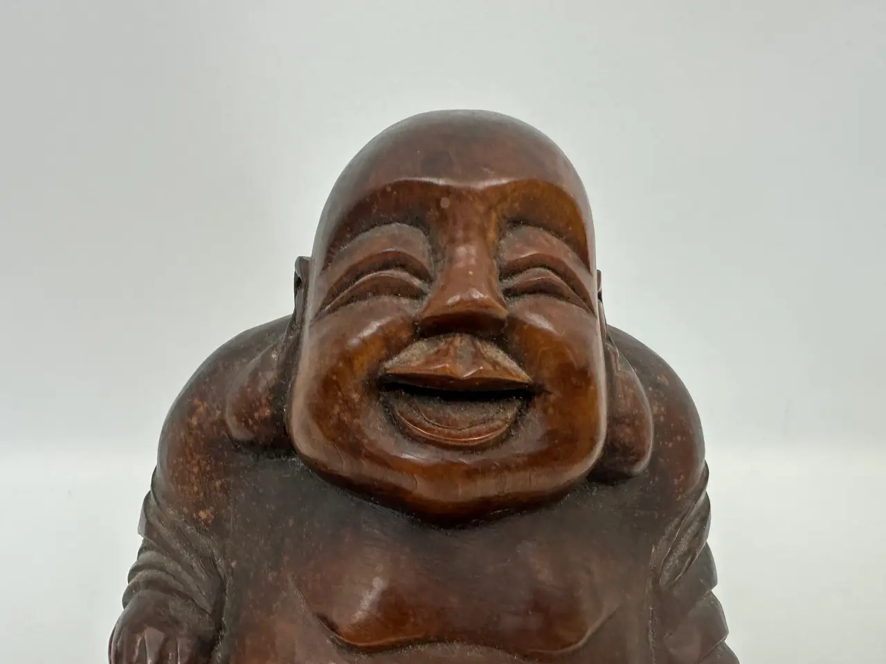 Billede 4 - Lille asiatisk Budda træfigur / træskulptur