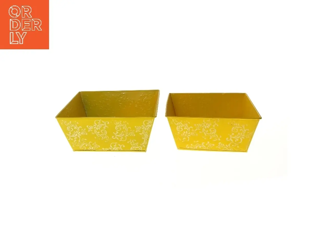 Billede 1 - Gule dekorerede metalbakker (str. 2 stk 23x23 & 20x20 cm)