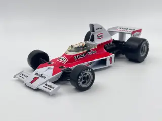 1975 McLaren-Ford M23 Cosworth DFV 3.0 V8 - 1:18