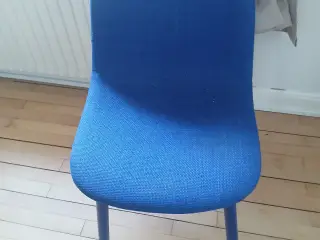 En flot blå stol