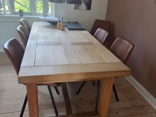 Spisebord med stole I egetræ