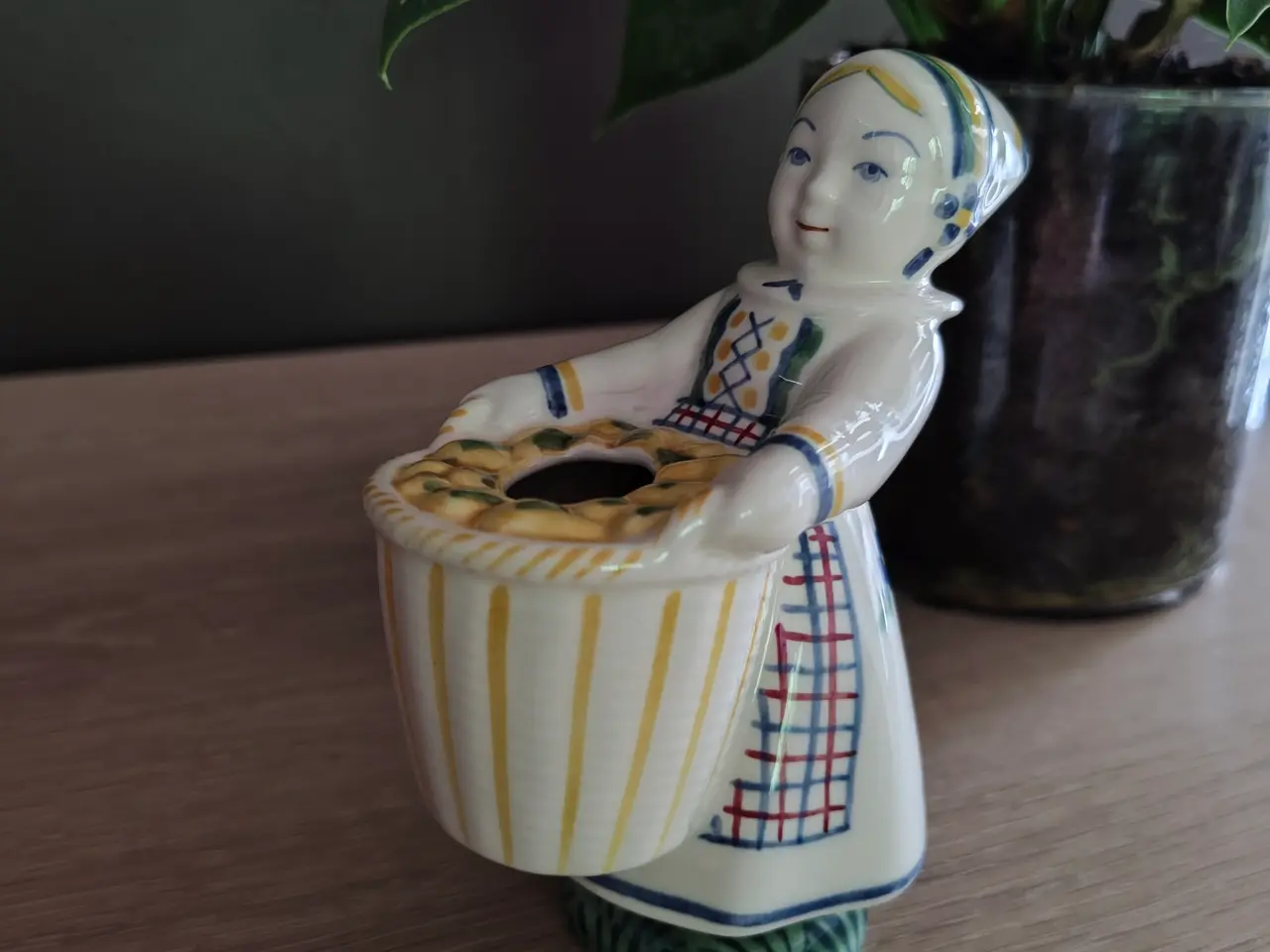 Billede 2 - Aluminia "Kusine fra Amager" figur