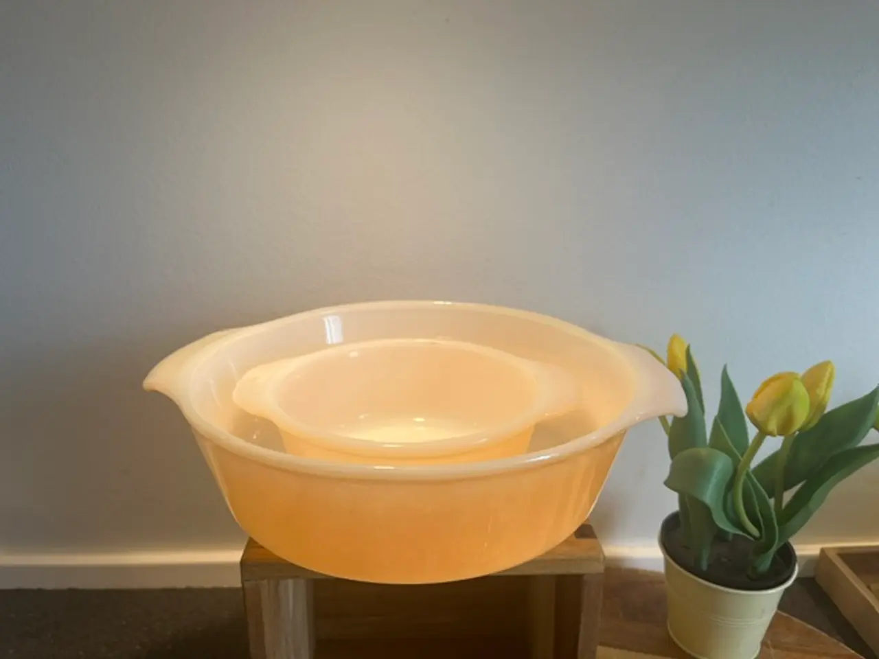 Billede 1 - Smukt sæt: 2 vintage Fire-King skåle i Peach Lustr
