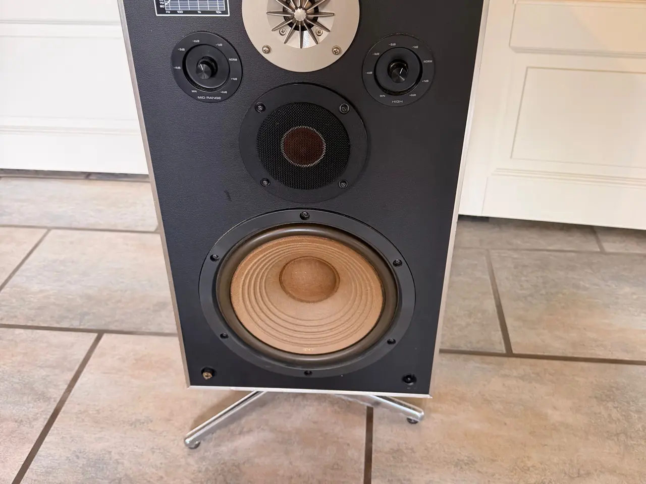 Billede 1 - Technics SB-402 med originale 3 benet fødder