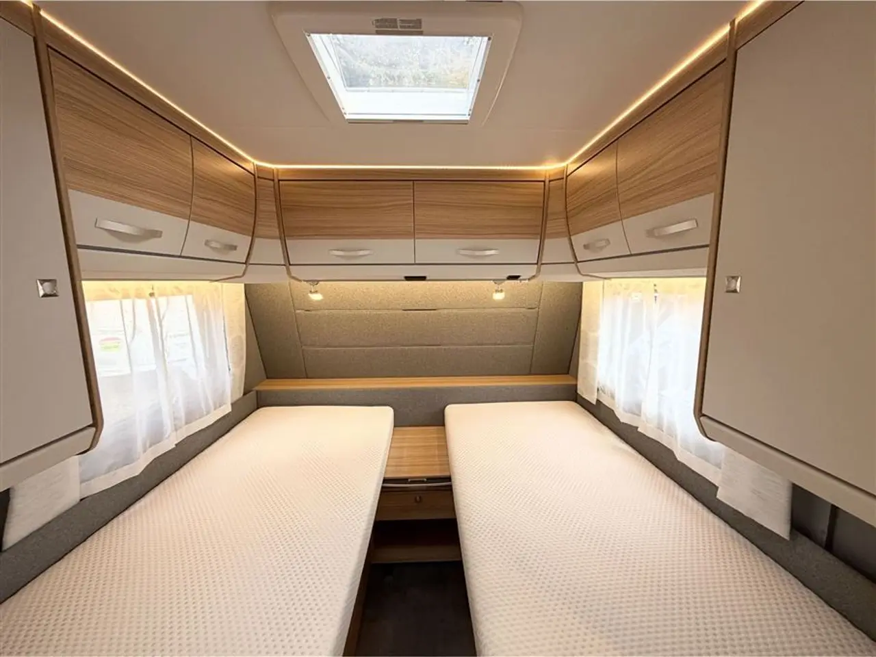 Billede 15 - 2022 - Dethleffs Camper 460 EL Enkeltsenge-Lamel-Gulvtemp.-Mover-Telt