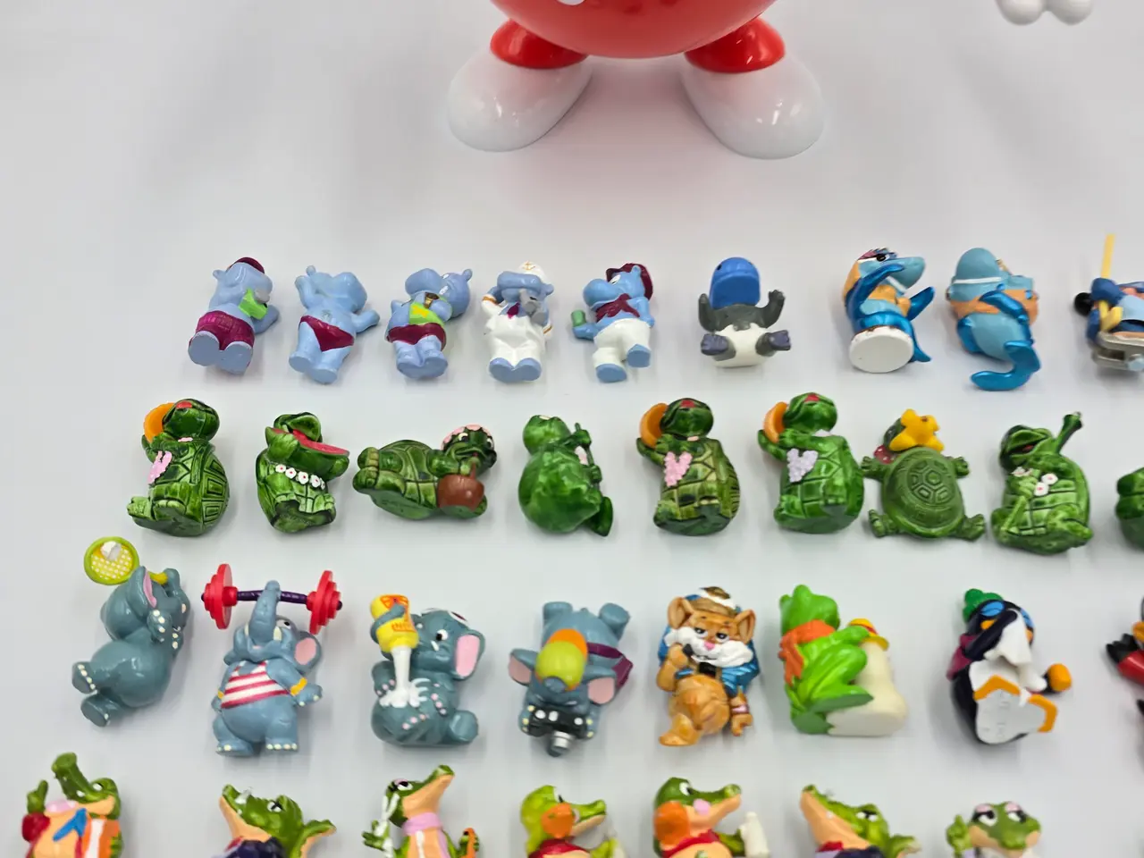 Billede 4 - Stort Kinder æg med 50 figurer