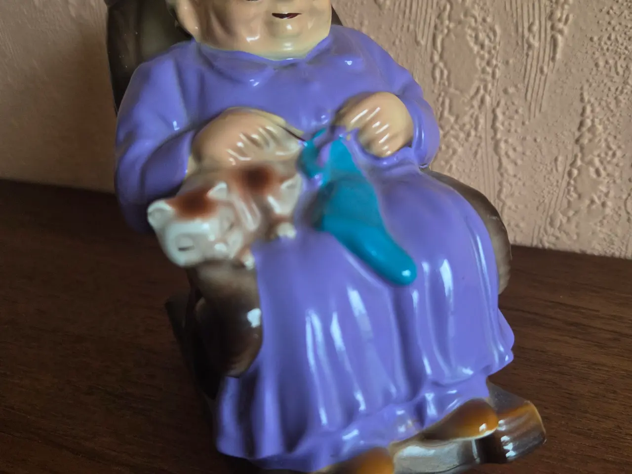 Billede 2 - Keramikfigur / Sparebøsse – Bedstemor, 14 cm