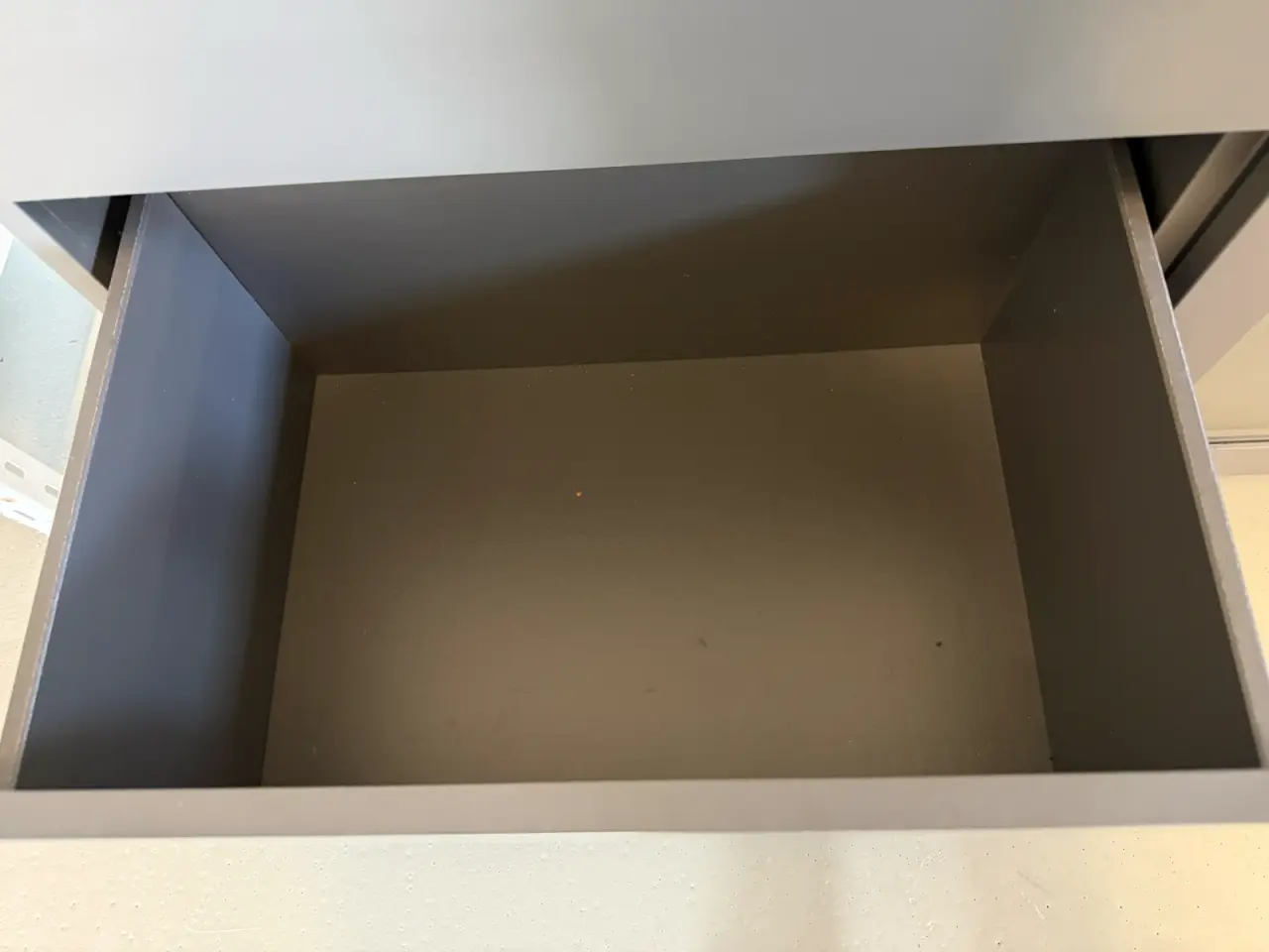 Billede 3 - IKEA Bestå skænk med vitrineskab - mørkegrå