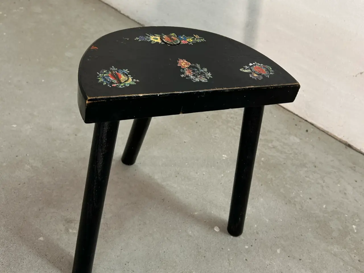 Billede 2 - Sort halvmåne skammel med blomsterdekoration