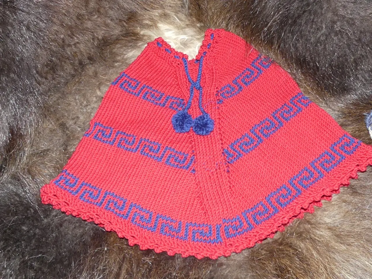Billede 1 - Strikket Poncho str. 3 -  4 år
