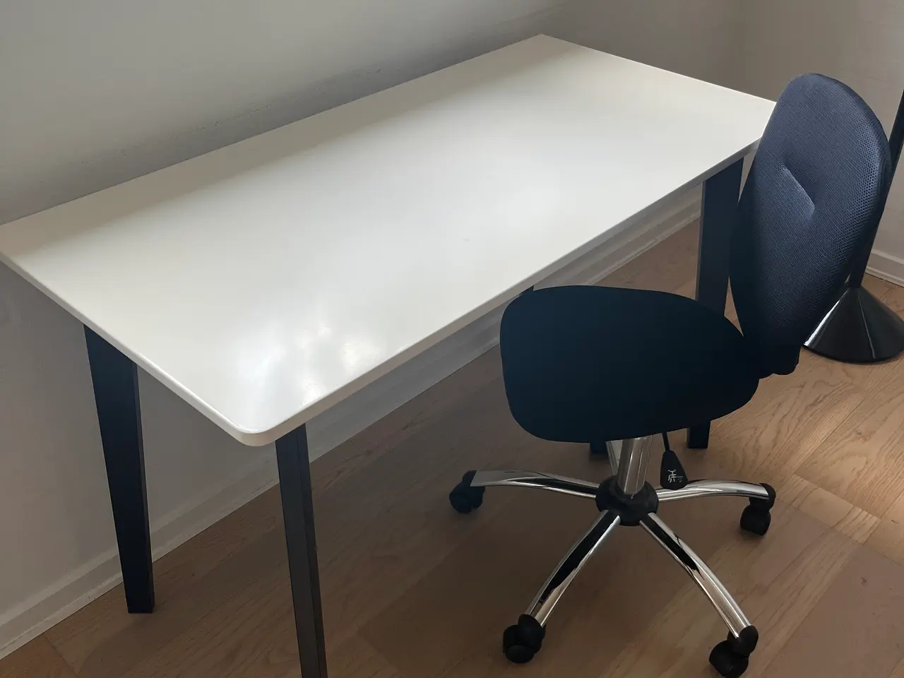 Billede 1 - Skrivebord med skuffe 