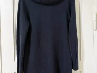 Lækker H&M striktrøje med stor hals