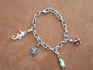 Armbånd med charms