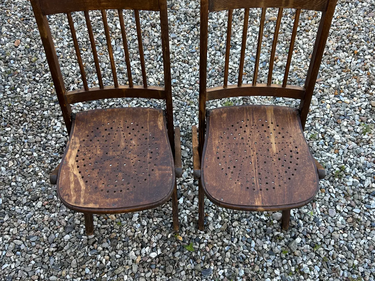 Billede 1 - 2 stk. antikke klapstole med perforeret sæde.