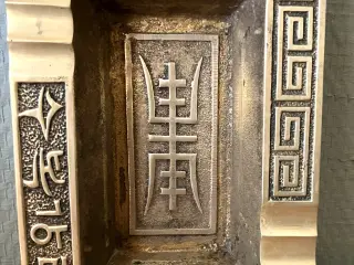 Kina -messingfad m. kaligrafi og tordensymboler på
