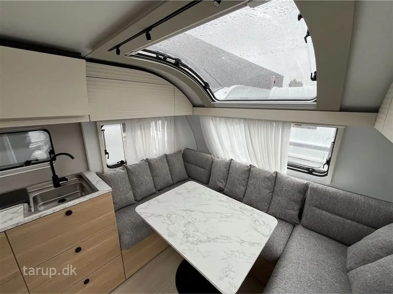 Billede 9 - 2026 - Adria Adora 613 UT Fritstående dobbeltseng (Queens Bed), endebade-værelse, el-gulv-varme, panorama-vindue, Truma blæservarme, stort køleskab