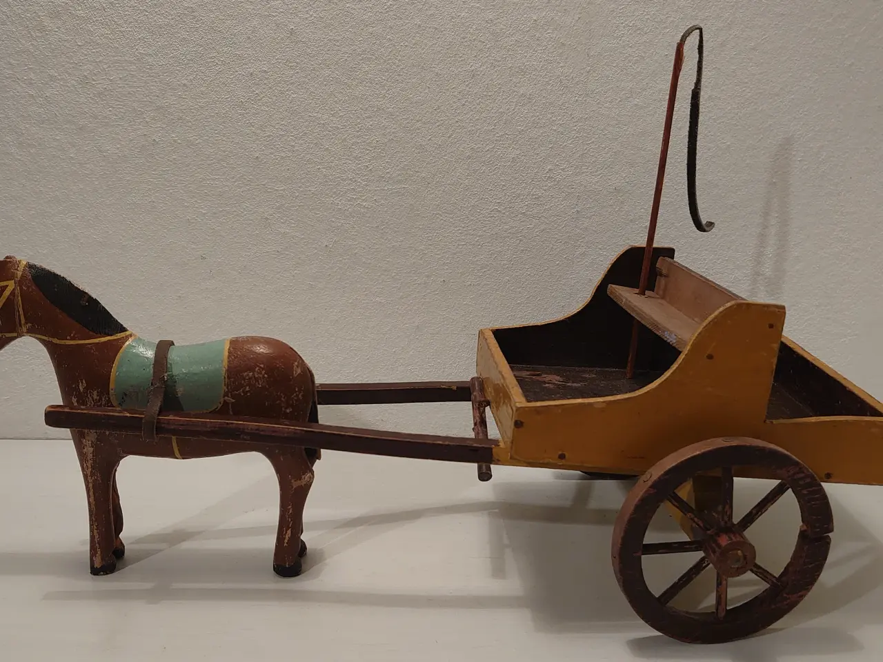 Billede 1 - Fængselslegetøj: Vogn med hest mm. Ca 1935. L 38cm