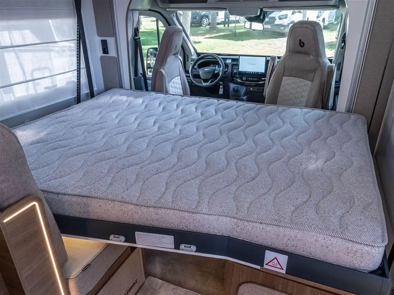 Billede 10 - 2027 - Benimar Tessoro 481 Northautokapp Under 6 meter med enorm plads indvendig